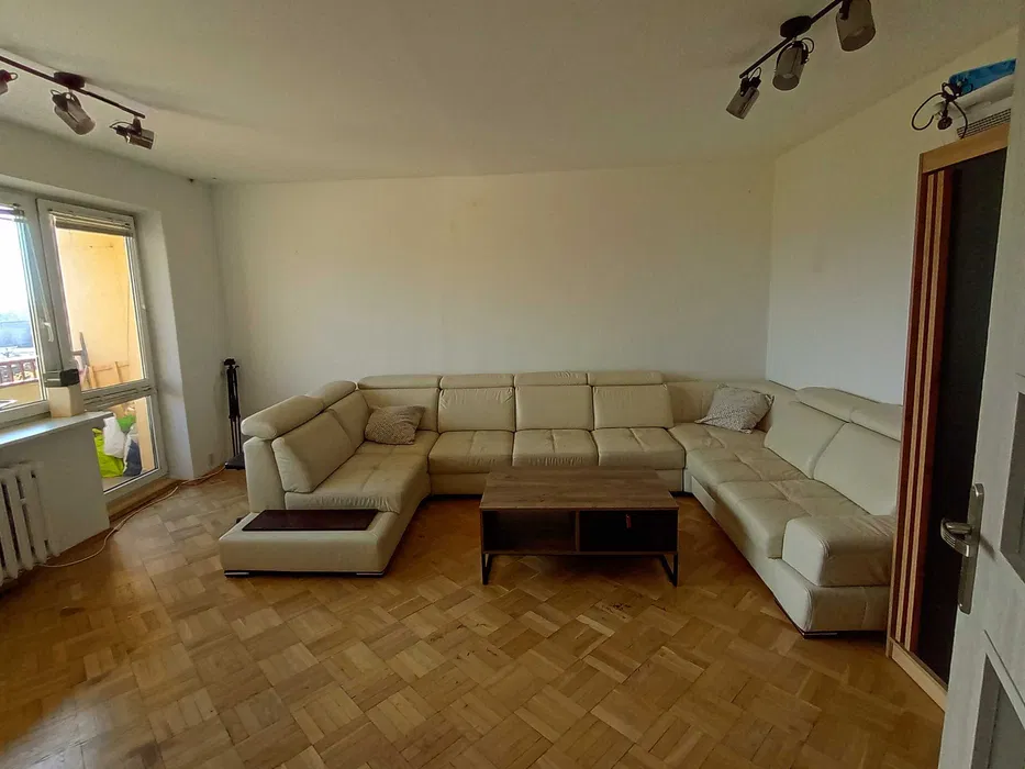 Jasny salon z naroznikiem w mieszkaniu na sprzedaż przy ulicy Lwowskiej w Rzeszowie