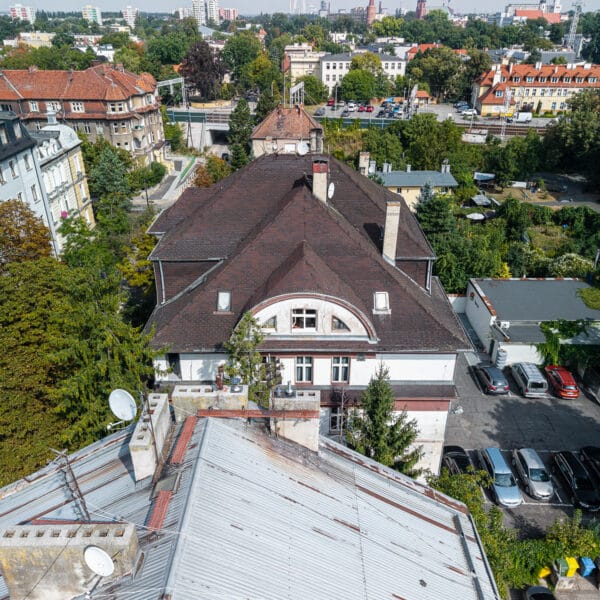 widok z góry na dach kamienicy w Opolu na dzielnicy Pasieka z otaczającą zabudową