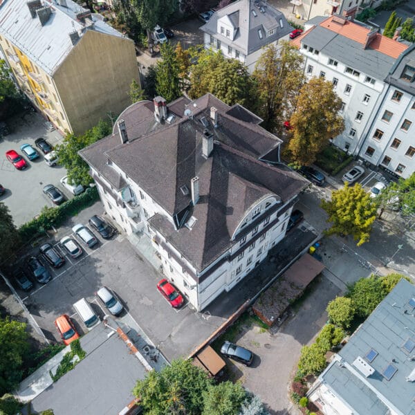 Widok z góry na kamienice w Opolu na dzielnicy Pasieka z miejscami parkingowymi
