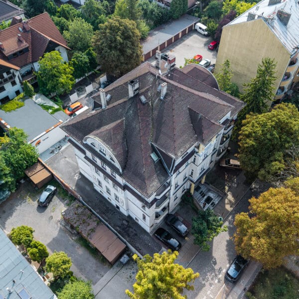 Widok z góry na wielorodzinną kamienicę na sprzedaż w Opolu na dzielnicy Pasieka z otoczeniem i dachami