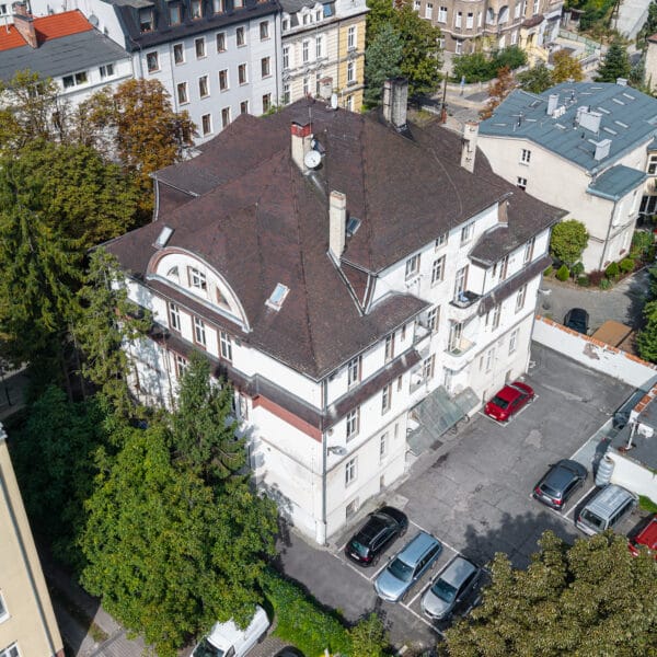 Widok z góry na kamienice w Opolu na dzielnicy Pasieka z miejscami parkingowymi